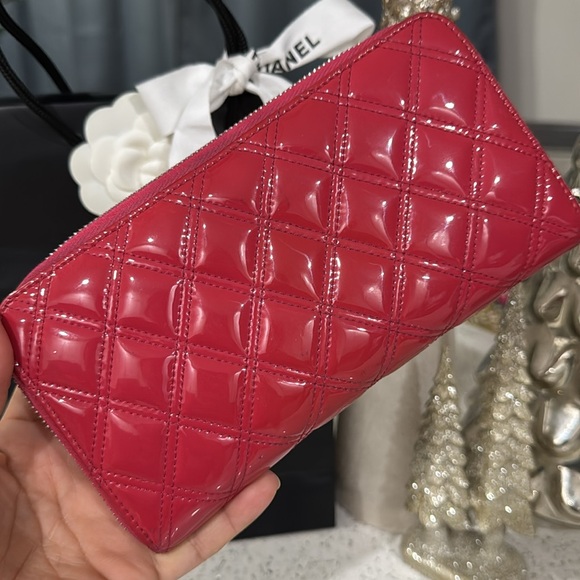 🩷CHANEL Patent Quilted Double Stitched Zip Around Wallet - Picture 4 of 17